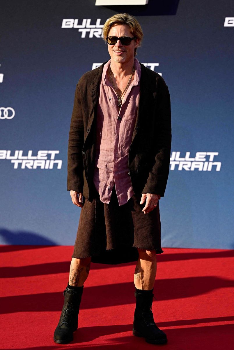 Brad Pitt på den røde løber i nederdel og militærstøvler.
