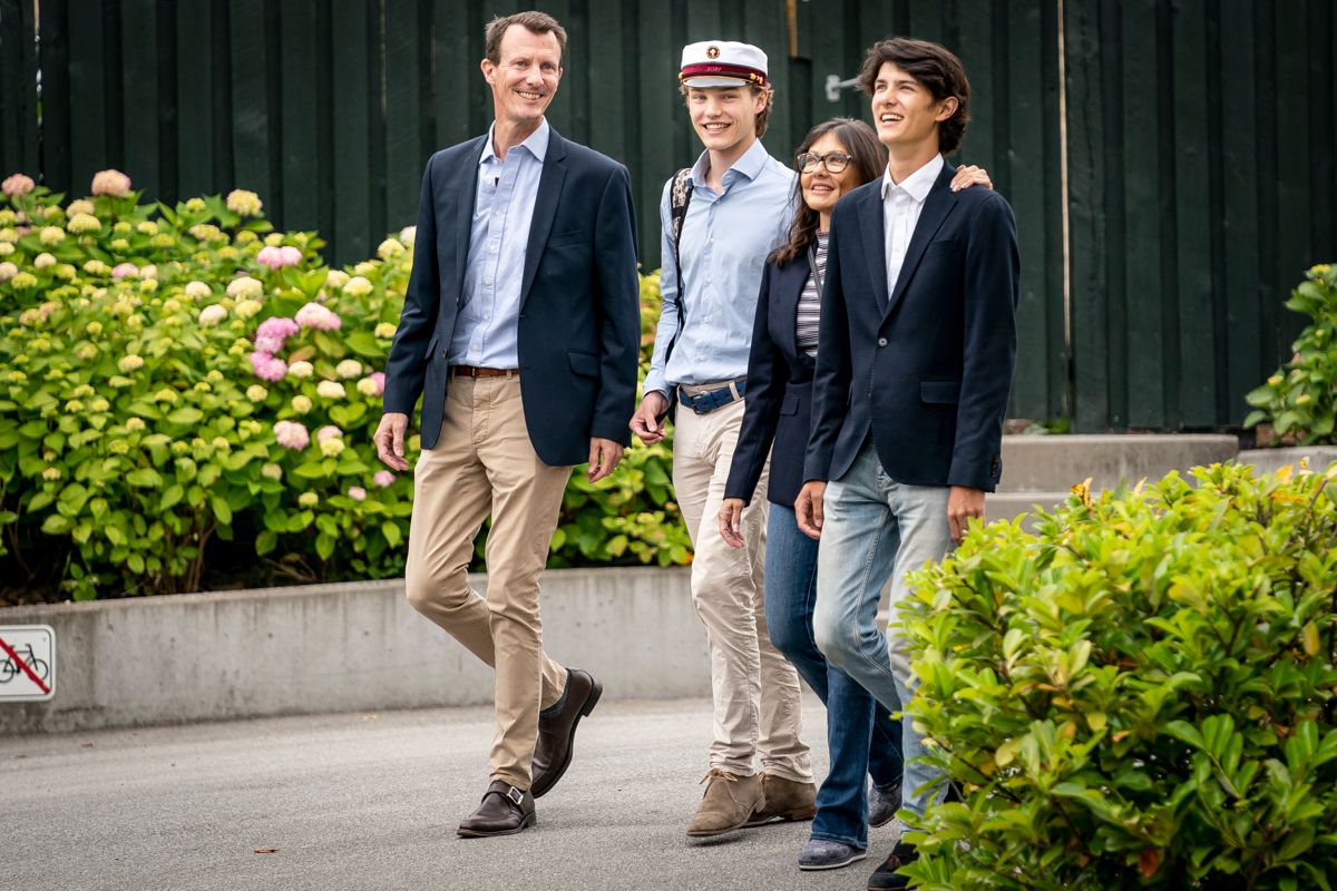 Brødrene sammen med prins Joachim og grevinde Alexandra, efter at prins Nikolai blev student fra Gammel Hellerup Gymnasium, onsdag den 23. juni 2021.