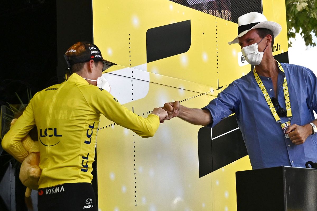 Jonas Vingegaard fik fredag hilst på Prins Joachim efter 19. etape af årets Tour de France.