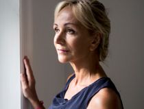 Banker hovedet ned i asfalten