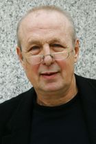 Faldt om på scenen og døde