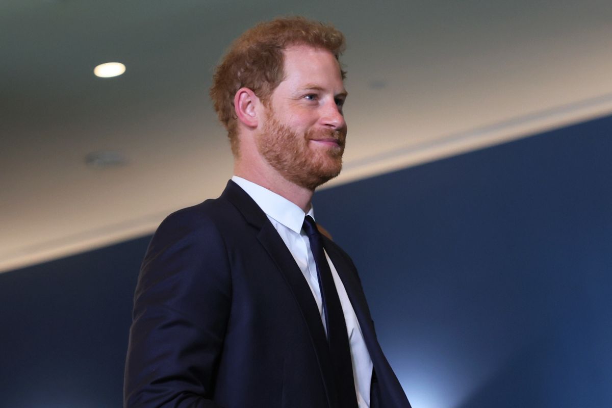 Prince Harry, hertug af Sussex har en bog på trapperne.