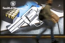 Psykisk syg afleverer revolver til politiet