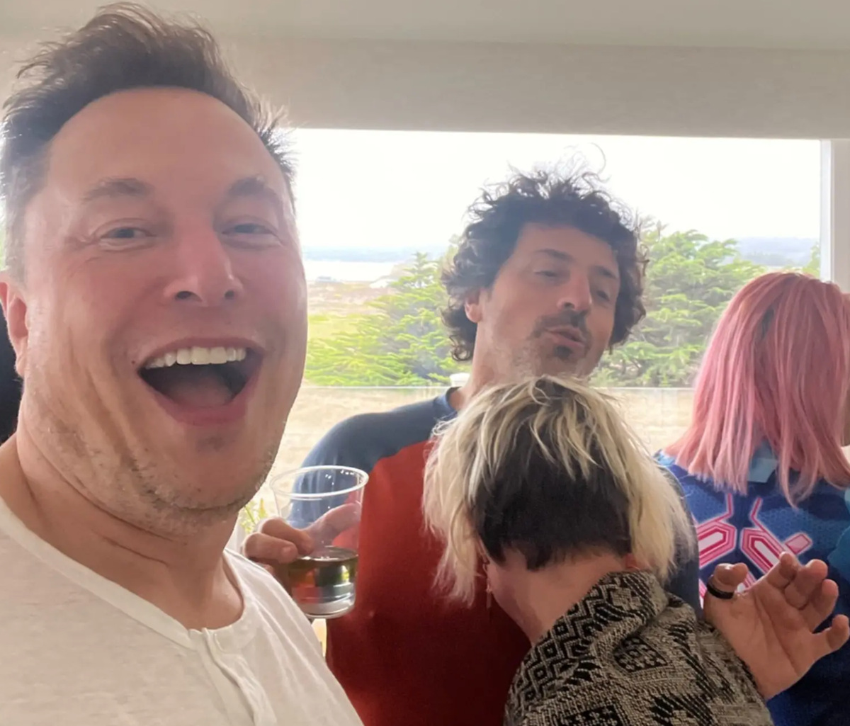 Musk har lagt dette foto ud for at vise, at han fester sammen med hans ven Sergey Brin.