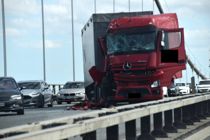 Flere biler i uheld spærrer bro