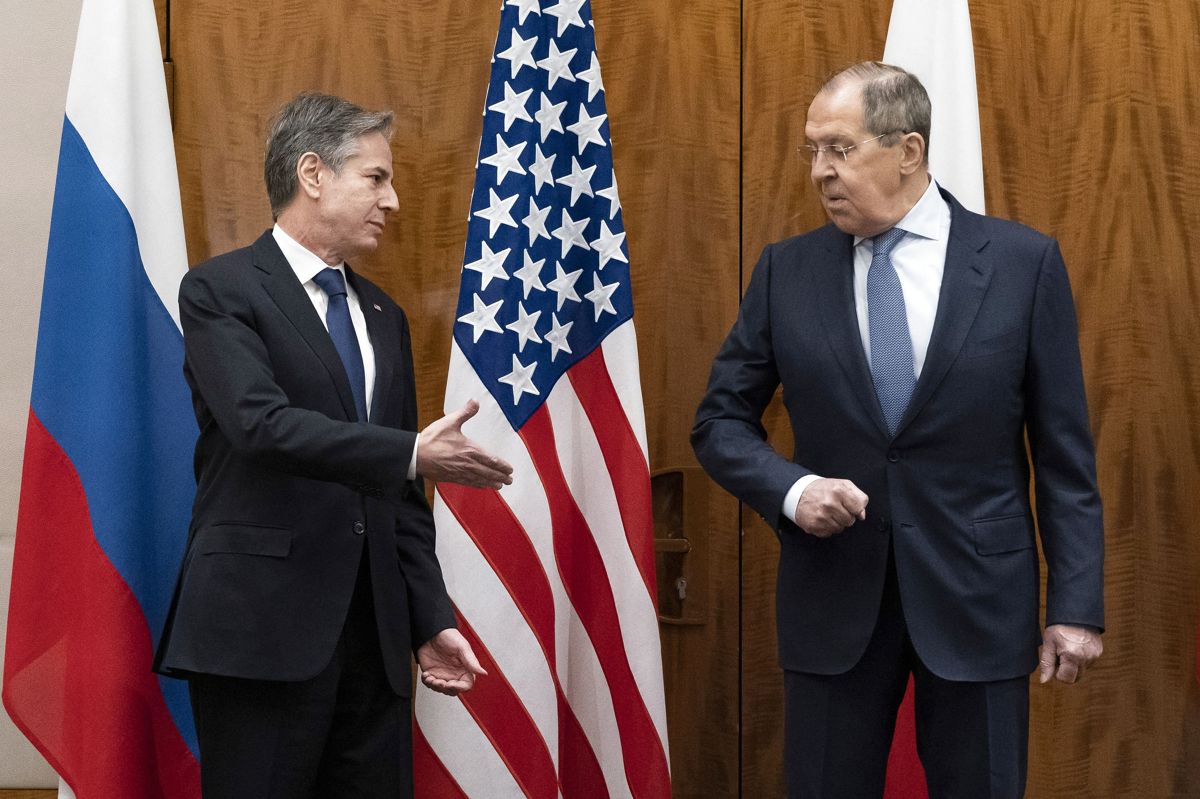 USA's udenrigsminister, Antony Blinken (t.v.), mødtes med sin russiske kollega, Sergej Lavrov, tilbage i januar - inden Rusland invaderede Ukraine. Siden krigen brød ud, har de ikke talt sammen. (Arkivfoto)