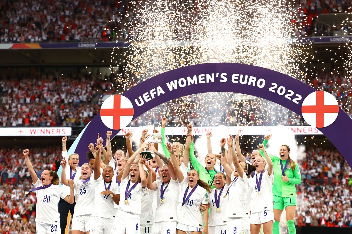 Fodboldkvinderne fordoblede søndag Englands totale høst af store trofæer med sin triumf på et udsolgt Wembley.