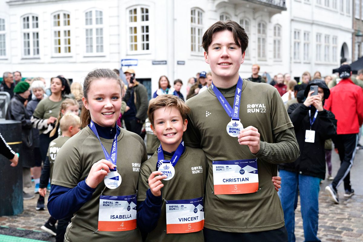 Det er nu besluttet, hvor prinsesse Isabella (til venstre) og prins Christian (til højre) begynder i skole på mandag.