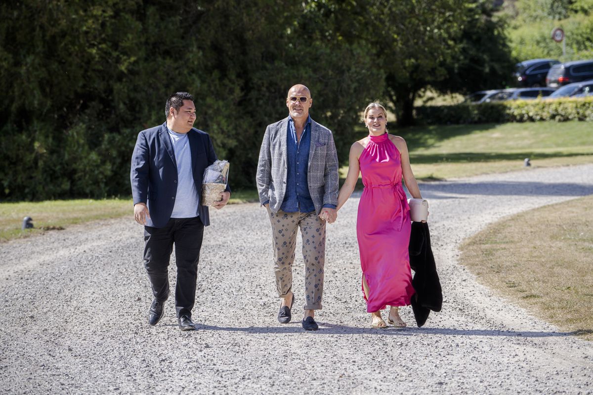 Blandt bryllupsgæsterne er kagekendissen Micki Cheng (til venstre) og vejrværten Cecilie Hother (til højre).