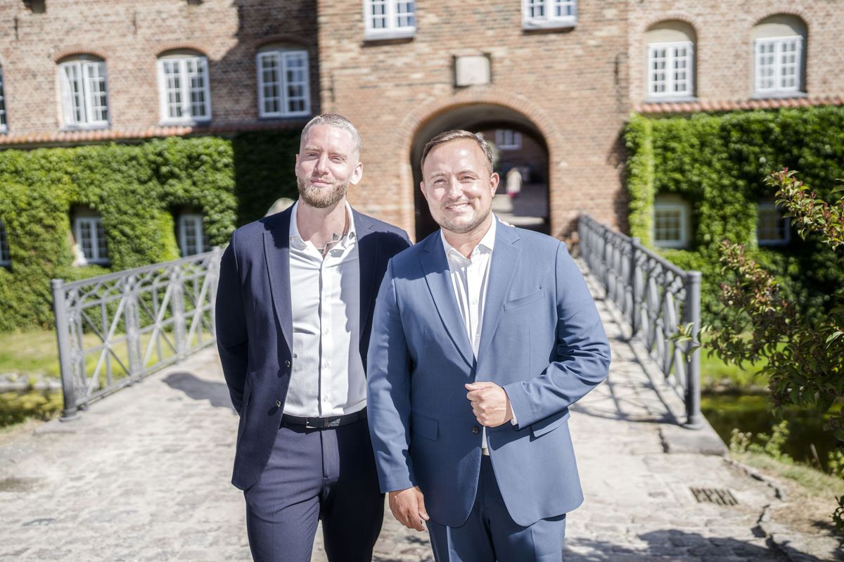 Thomas Evers Poulsen har fået rollen som toastmaster til brylluppet. Han dansede med Mascha Vang i den seneste sæson af "Vild med dans", hvor de fik en femteplads. Han er på plads til brylluppet med sin kæreste, Sæþór Kristínsson, som vandt den seneste udgave af "Den store bagedyst".