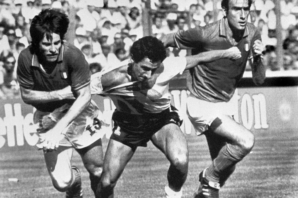 De italienske forsvarsspillere forsøger her at rive Osvaldo Ardiles ned under en VM-kamp i 1982.