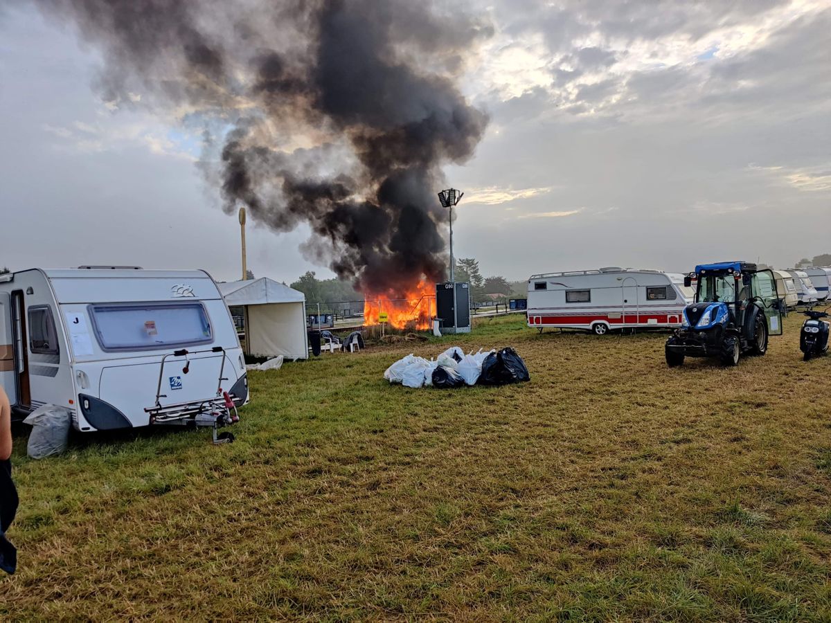 Det gik voldsomt for sig, da en campingvogn torsdag brændte helt ned.