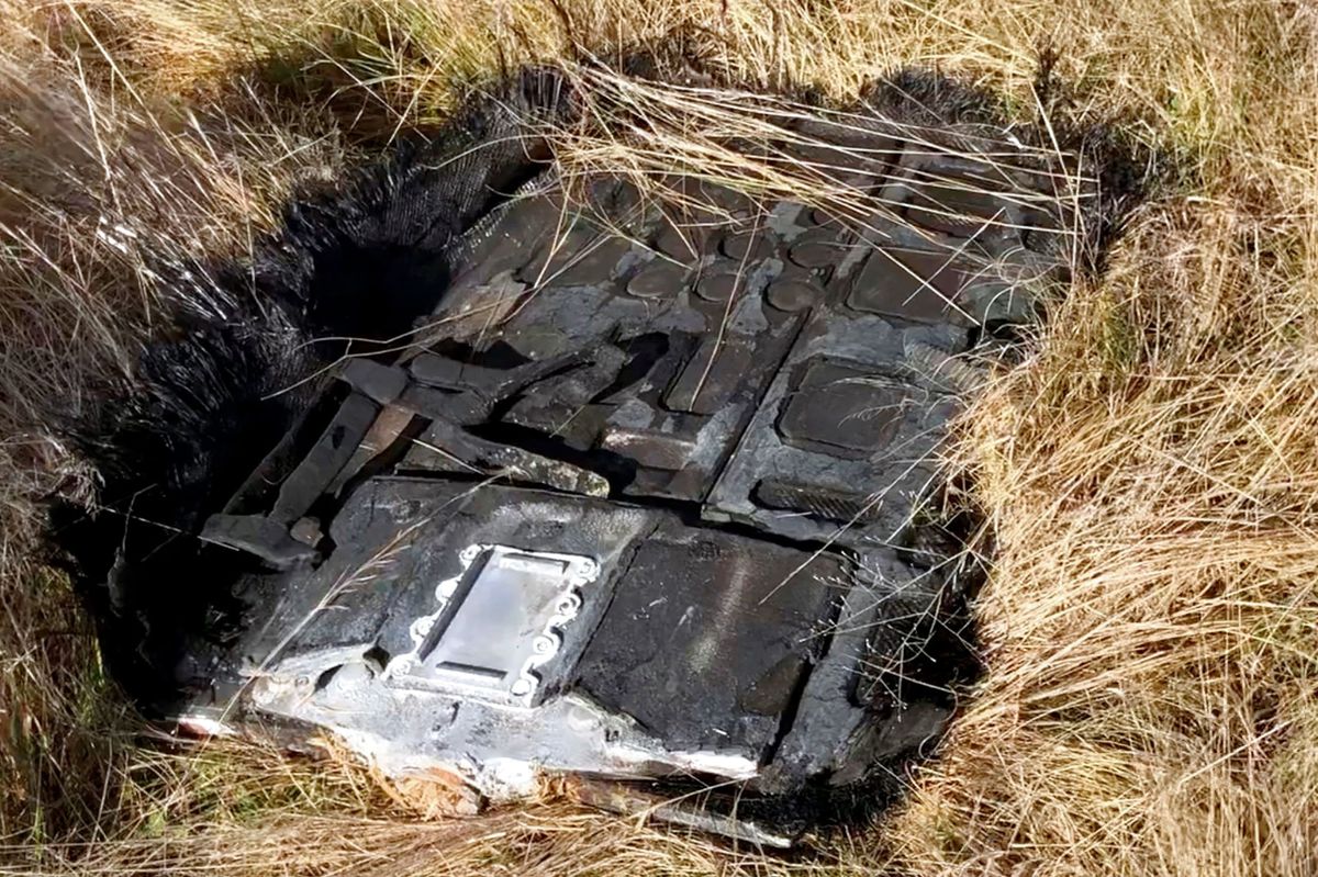 Fårefarmerne Mick Miners og Jock Wallace opdagede begge en vragrest på hver deres farm i Dalgety.