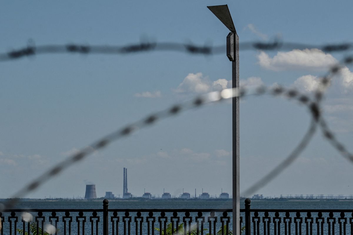 Zaporizhzhia atomkraftværk ses her fra Dnipro floden i byen Nikopol i Dnipropetrovsk regionen, mens de russiske angreb i Ukraine fortsætter. REUTERS/Dmytro Smolienko