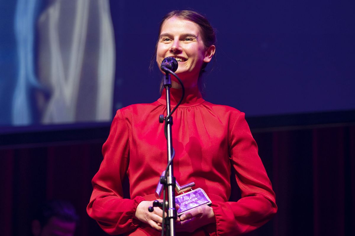 Malou Reymann fik talentpris ved Bodilprisen for "En helt almindelig familie", der var hendes spillefilmsdebut som instruktør. Hendes næste film - "Ustyrlig" - får verdenspremiere til september på en international filmfestival.