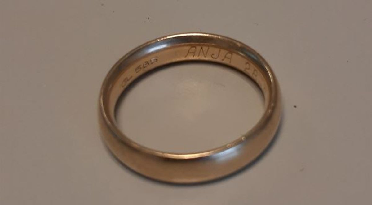 Det er denne ring med navnet Anja og to datoer, Sydjyllands Politi har fået indleveret