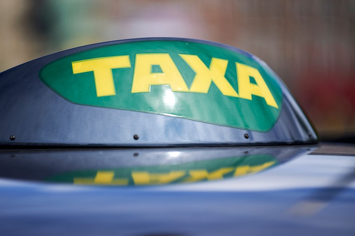 Der opstod tumult, som endte med, at den narkopåvirkede taxapassager bed betjenten i hånden.
