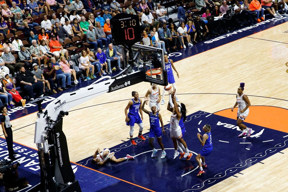 Kampen mellem Phoenix Mercury og Connecticut Sun var præget af Brittney Griners fængselsdom.