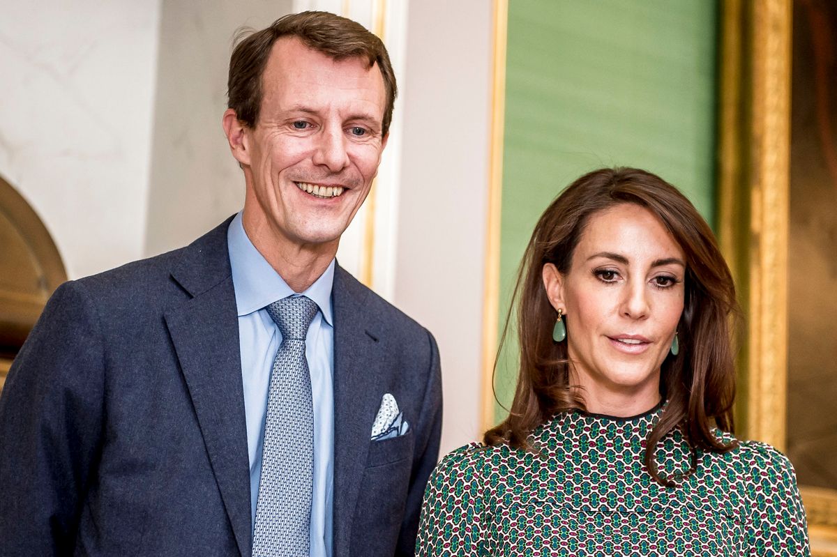 Prins Joachim lod vært og gæstevært bryde den kongelige etikette, da han gæstede "Aftenshowet" på DR1.