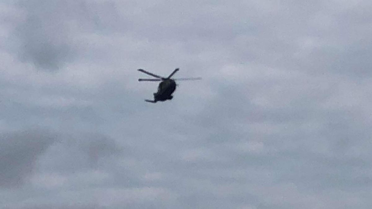 En helikopter deltager i eftersøgningen i forbindelse med en mulig drukneulykke.