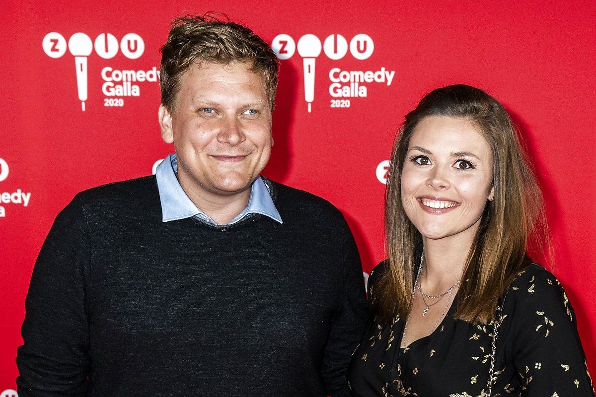 Imens Heino Hansen har optrådt land og rige rundt, har hans hustru, juristen Cecilia, passet parrets to små sønner. - Hun har været supersej, siger komikeren om sin kone, som han mødte på datingappen Tinder tilbage i 2014. (Arkivfoto).