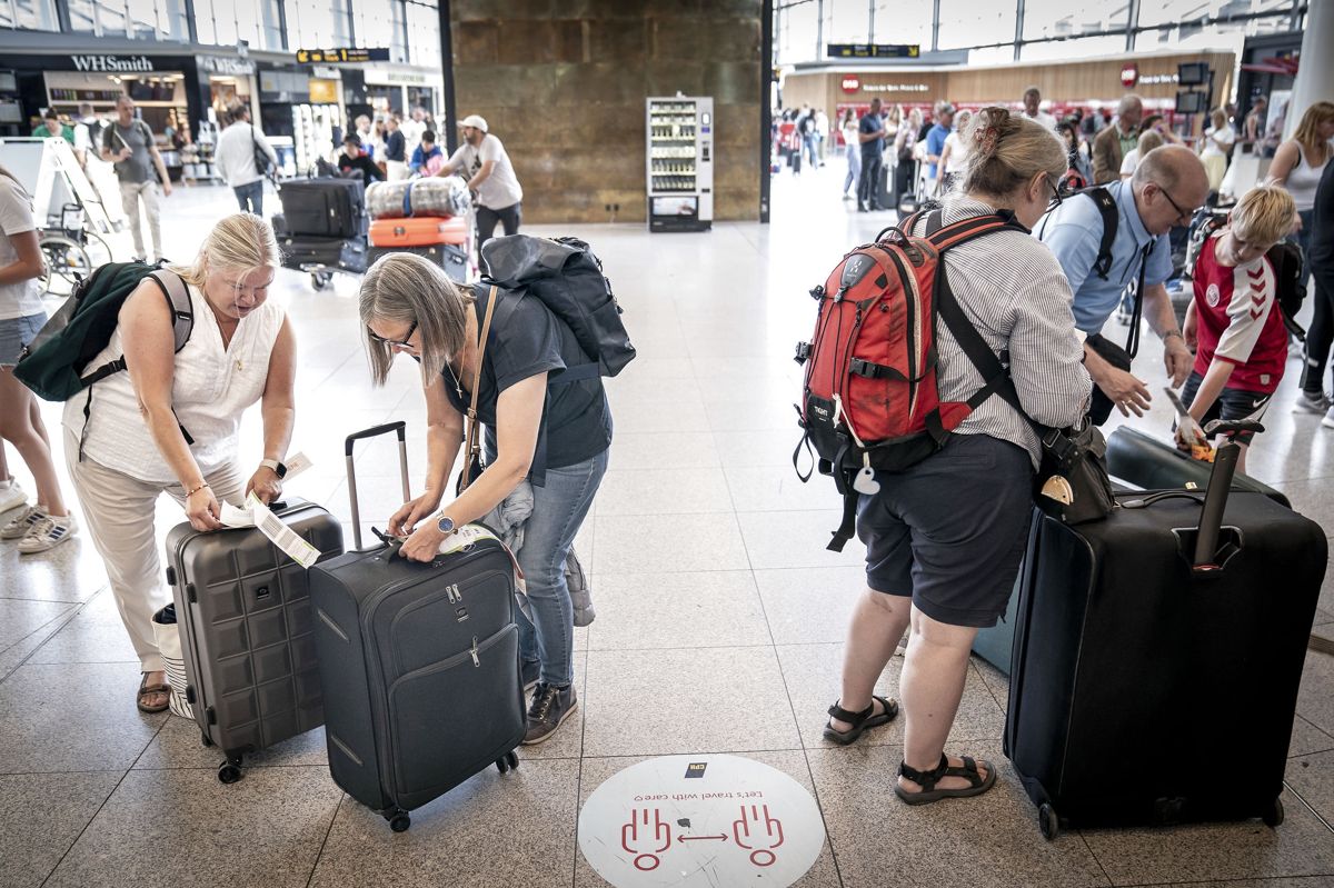 1,3 millioner passagerer fløj med luftfartsselskabet SAS i juli. Det er 32 procent færre end måneden før.