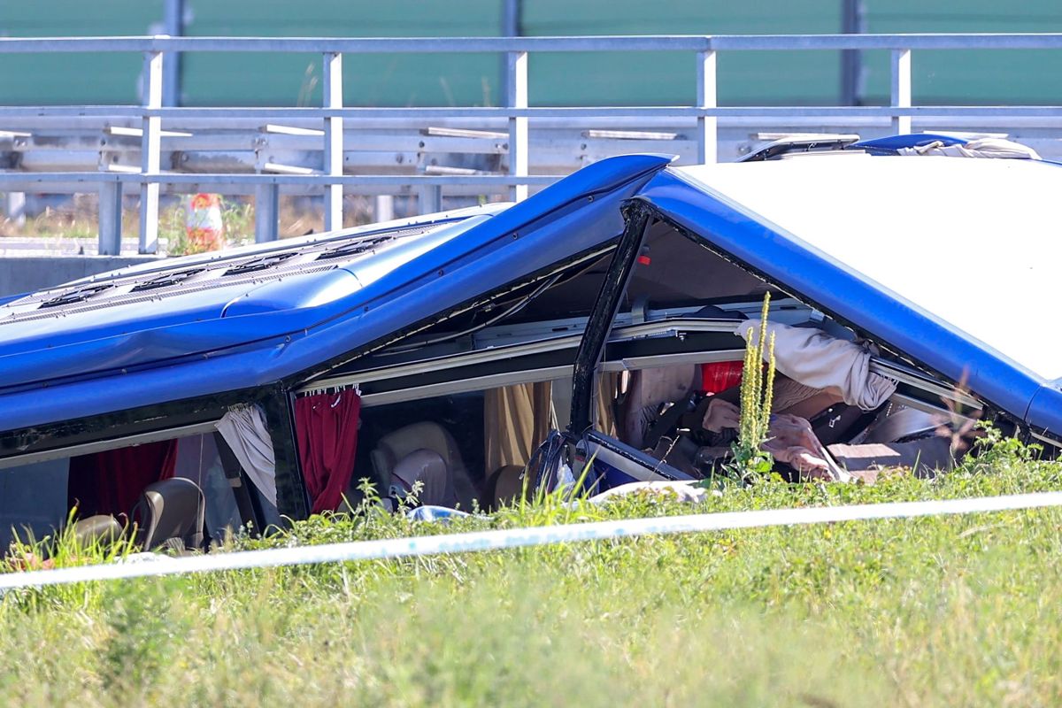 Den forulykkede bus kørte i grøften på en motorvej i det nordlige Kroatien tidligt lørdag morgen. Her har redningsmandskab dækket bussen til, mens politiet har afspærret motorvejen under oprydningsarbejdet. 12 er dræbt og 31 andre kvæstet.