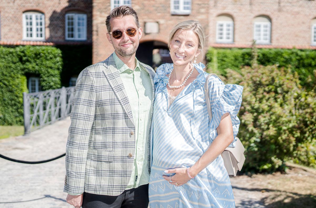 Højgravide Annemette Voss og hendes mand Micky ses her ved Mascha Vangs og Troels Krohn Dehlis bryllup den 2. august.