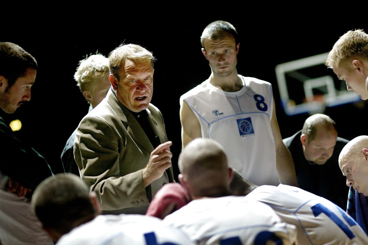 Peter Freil i gang med at coache BF Copenhagens spillere i en kamp mod Abyhøj. BF Copenhagen vandt 99- 79.