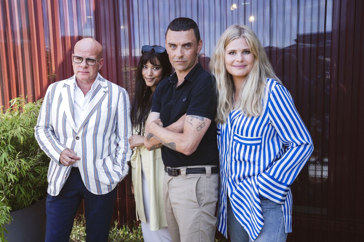Næste sæsons dommertrio i "X Factor" består af Thomas Blachman og Kwamie Liv samt det nyeste medlem, Simon Kvamm. De tre og alle deltagerne skal Sofie Linde holde styr på, når talentprogrammet endnu en gang glider over fjernsynsskærmene.