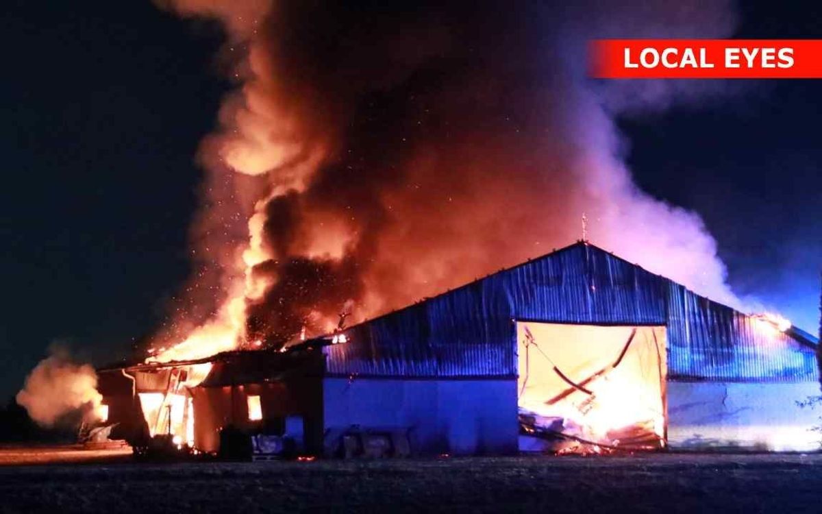 En voldsom brand raserede en maskinhal.