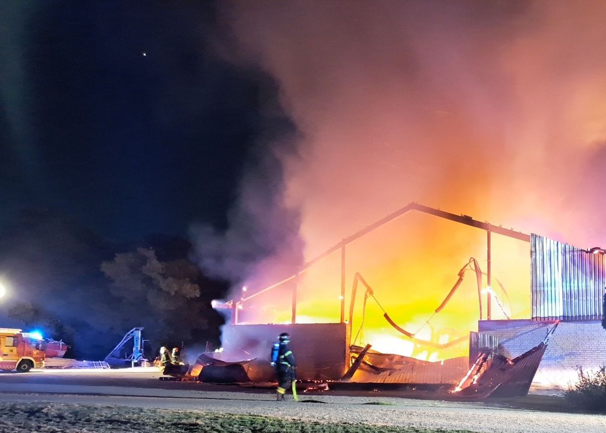 Brandfolkene måtte foretage en kontrolleret nedbrænding.
