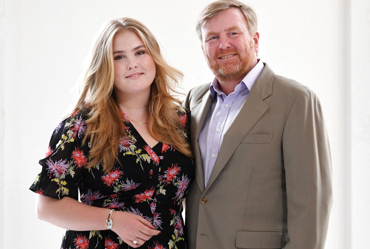 Kron prinsesse Amalia ses her sammen med sin far, kong Willem Alexander.Dutch King Willem-Alexander poses with his daughter Crown Princess Amalia during an official photo session in The Hague, Netherlands June 24, 2022. REUTERS/Piroschka van de Wouw