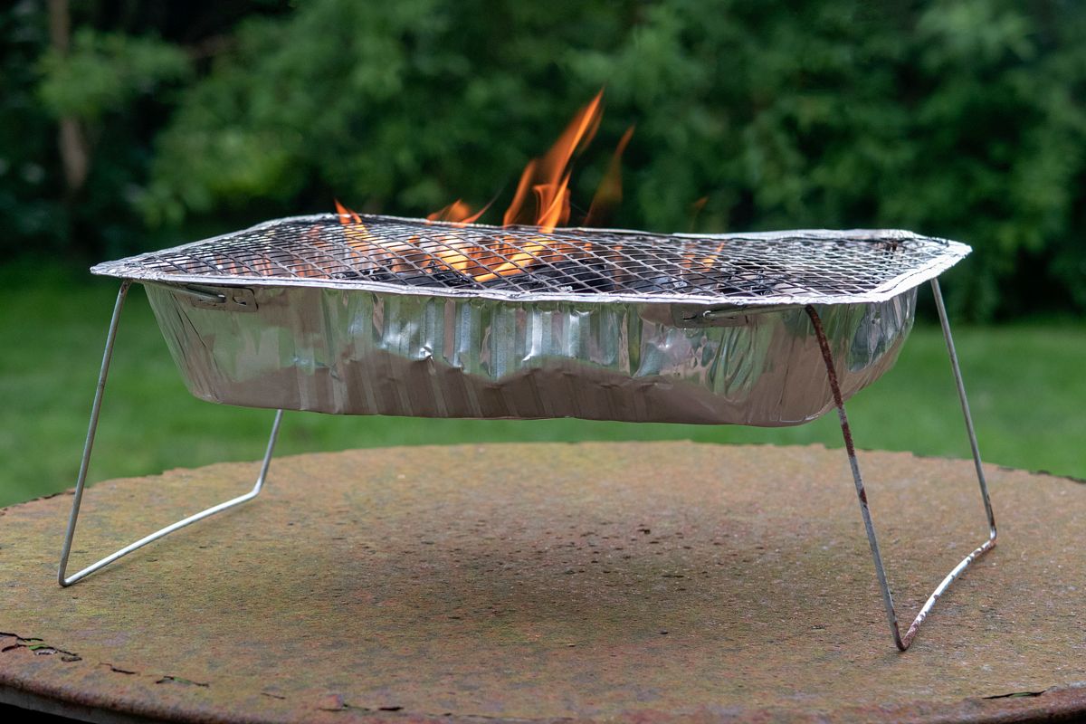Man skal bruge dertil indrettede pladser, hvis man skal tænde bål eller grille i naturen.