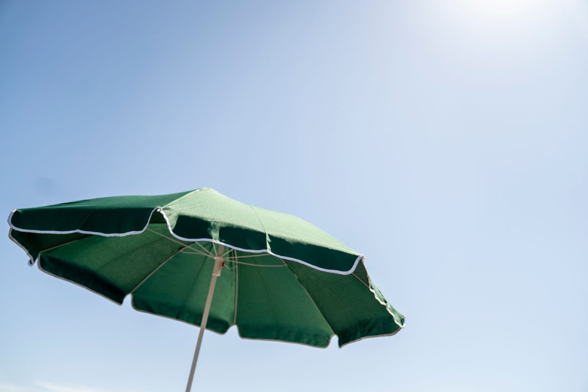 En 63-årig kvinde blev spiddet i brystet af en parasol på en strand i South Carolina. (Arkivfoto).