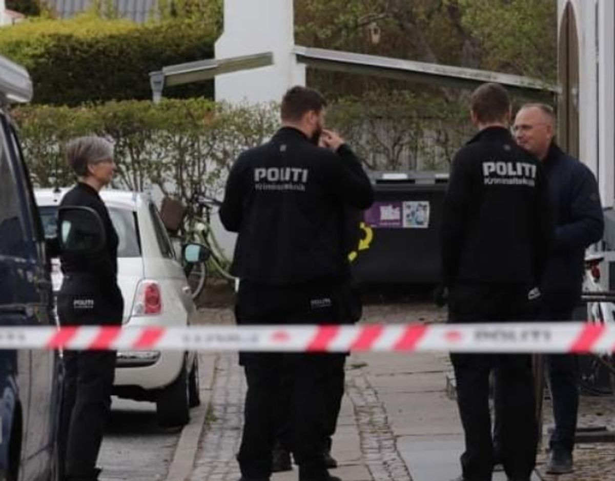 En 22-årig kvinde erkender nu at hun stak den 45-årige, men nægter drab.