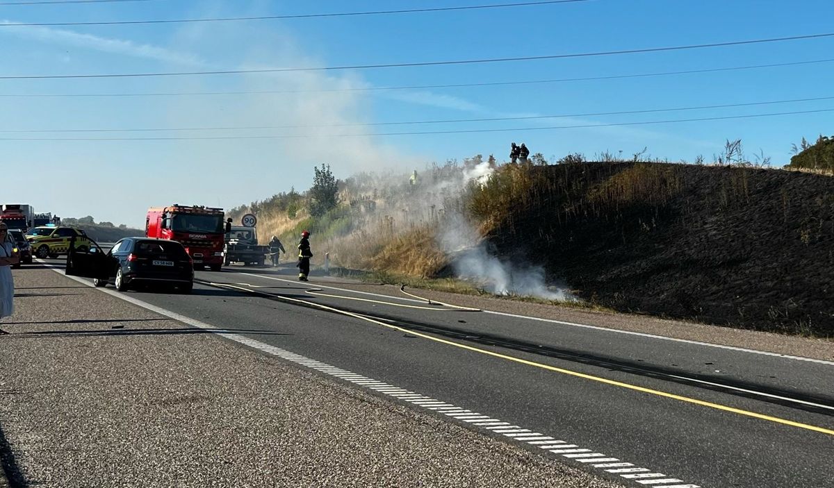 En bil endte i brand efter sammenstødet.