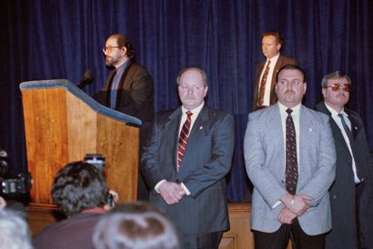 I slutningen af 1980'erne udstedte Irans daværende leder en såkaldt fatwa rettet mod forfatteren Salman Rushdie, der siden har levet delvist i skjul og været omgivet af sikkerhedsvagter. Foto er fra et universitet i USA i december 1991, da Rushdie, for første gang siden fatwaen blev udstedt, deltog i et offentligt arrangement uden for England.