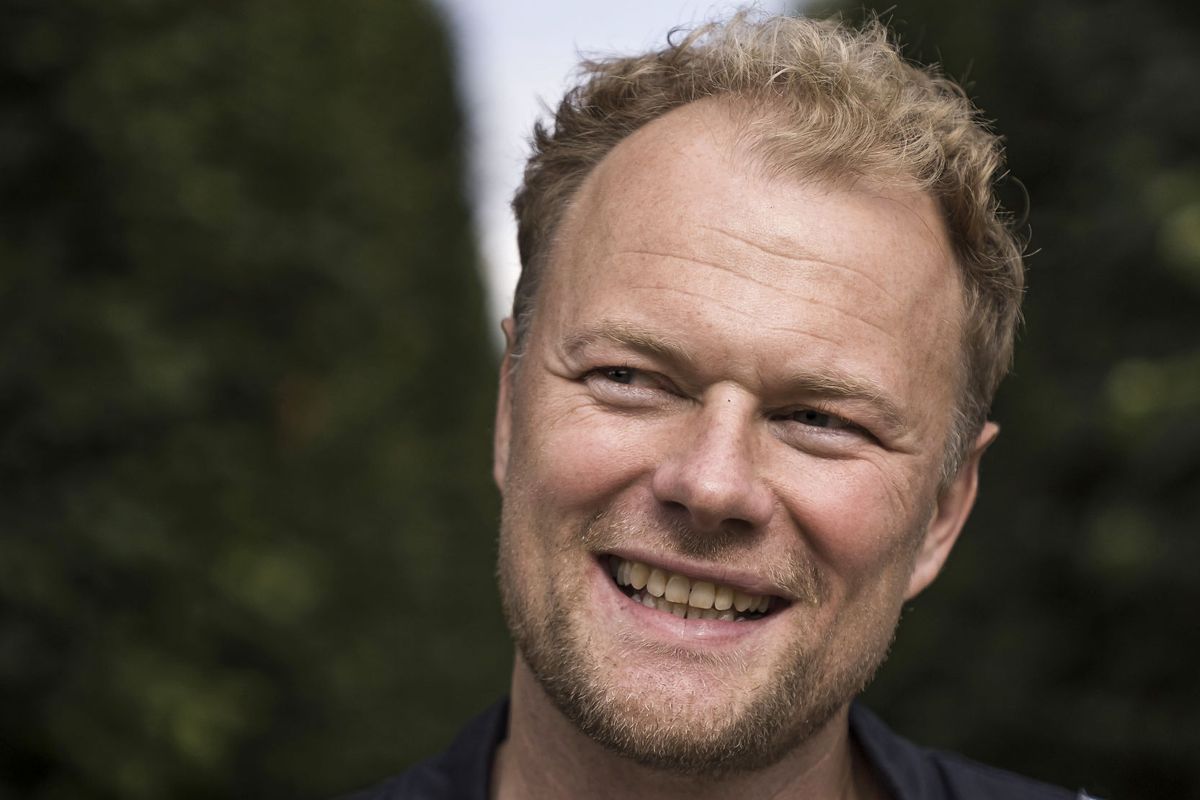 Optagelserne til det nye TV 2-program "Mit livs musik" er i kassen, så nu nyder Christian Degn barslen med sin nyfødte søn, Vagn, og kæresten Trine. - Den første måned var jeg faktisk - det kan lyde mærkeligt - frustreret over, at jeg ikke havde bryster og ikke kunne bidrage med det vigtigste. Men i løbet af de sidste uger har vi virkelig fået kontakt. Vi snakker sammen - han siger nogle lyde og griner med et stort smil, og så smelter fars hjerte bare totalt. (Arkivfoto).