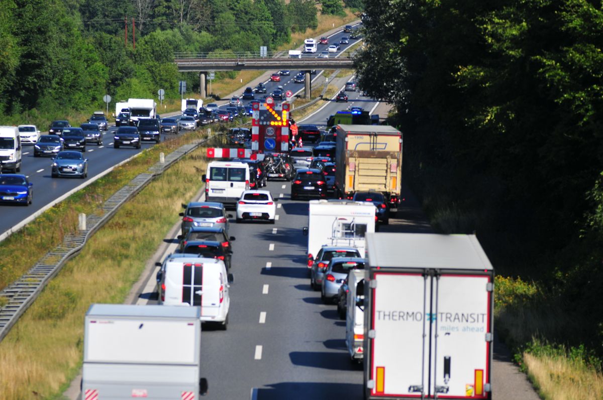 Den lange kø skyldes et uheld i motorvejens venstre spor - der er stadig kun et spor farbart.