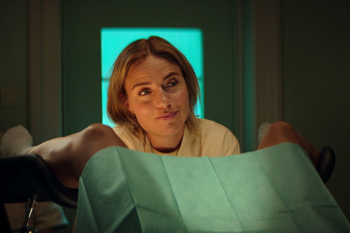 Josephine Park spiller fertilitetslæge i den nye danske Netflix-serie "Skruk". - Jo flere historier, vi kan lave om det, der er svært, jo lettere bliver det for dem, der er i det, siger skuespillerinden. (Stillfoto).