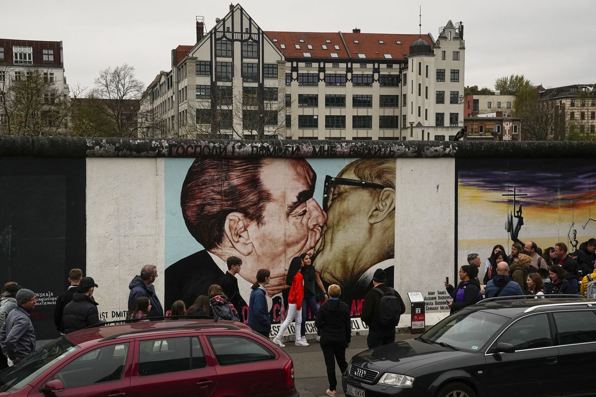 Motivet af de tidligere kommunistledere Leonid Brezhnev (til venstre) og Erich Honecker er et af de mest besøgte ved det, der står tilbage af Berlinmuren. (Arkivfoto)