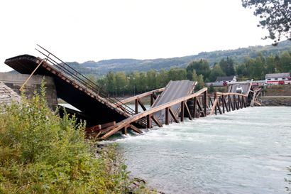 Den kollapsede bro går over elven Laagen i Gudbrandsdalen i Norge.