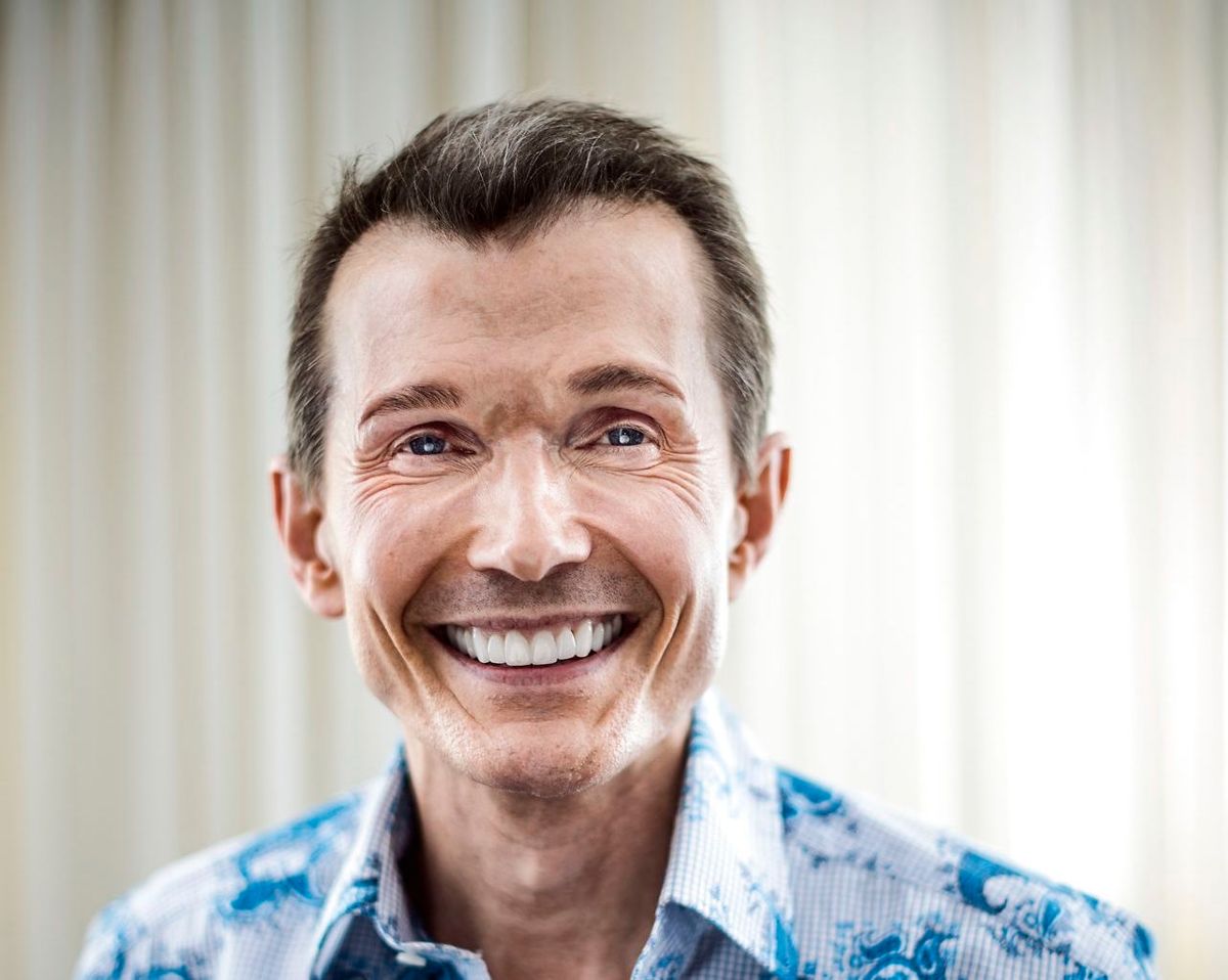 Hudspecialist og kosmetolog Ole Henriksen sælger nu ud.