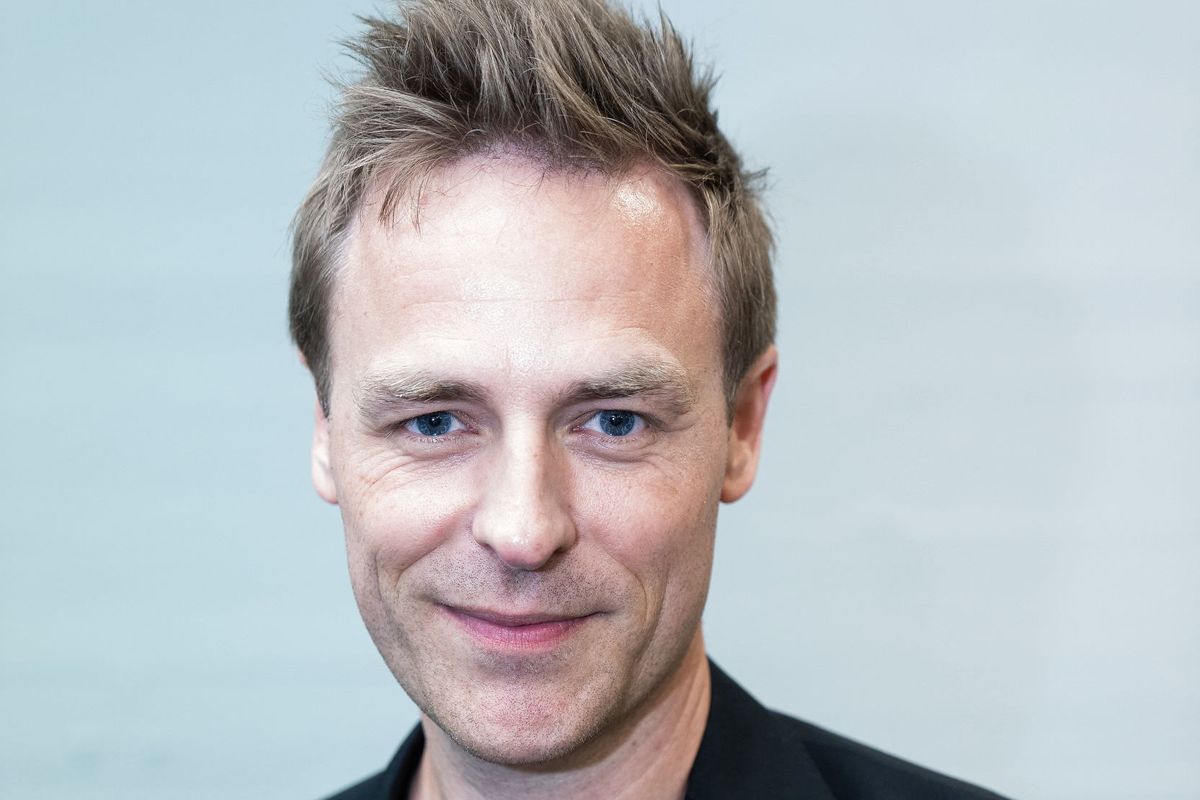 Tv-vært Kristian Bech er uddannet politibetjent. Nu skifter han den blå uniform ud med en i armygrøn. (Arkivfoto).