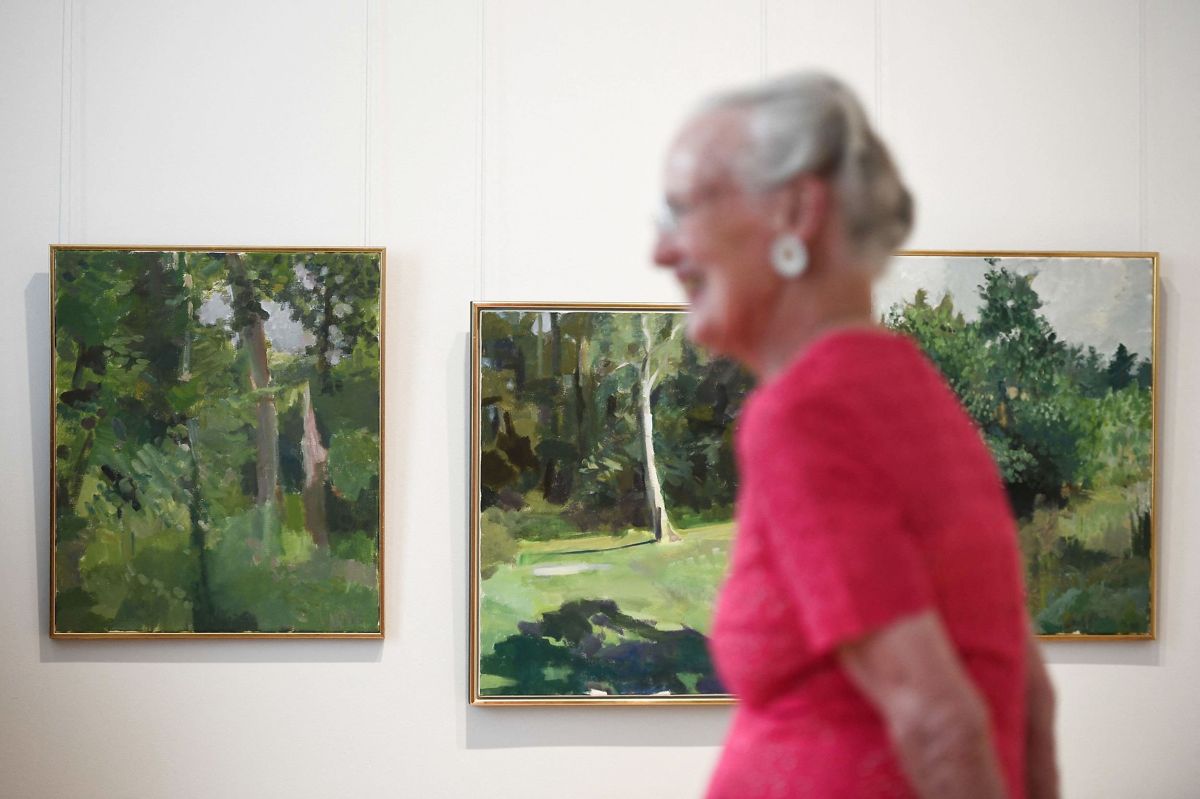 Blandt værkerne i udstillingen på Musée Henri-Martin er der også landskabsmalerier fra Chateau de Cayx, som dronningen har brugt som sommerresidens sammen med nu afdøde prins Henrik.