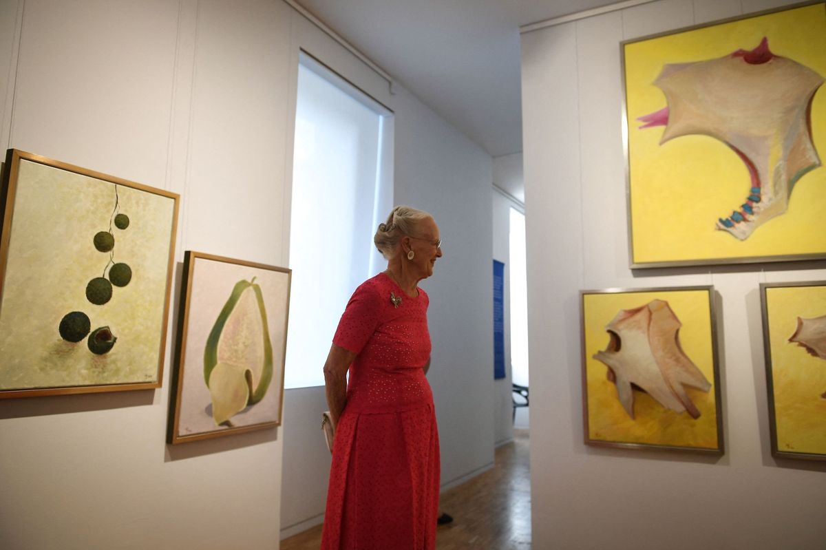 Dronning Margrethe deltager i ferniseringen af udstillingen "Margrethe II de Danemark, artiste-Reine", som består af mere end 60 af hendes egne værker.