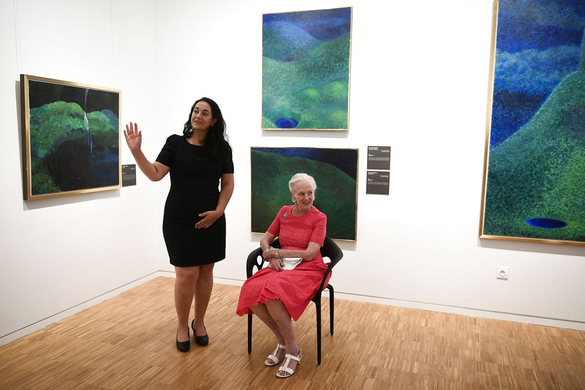 Dronning Margrethe er onsdag blevet vist rundt på museet Henri-Martin af museumsdirektør Rachel Amalric (tv.) i den franske by Cahors.