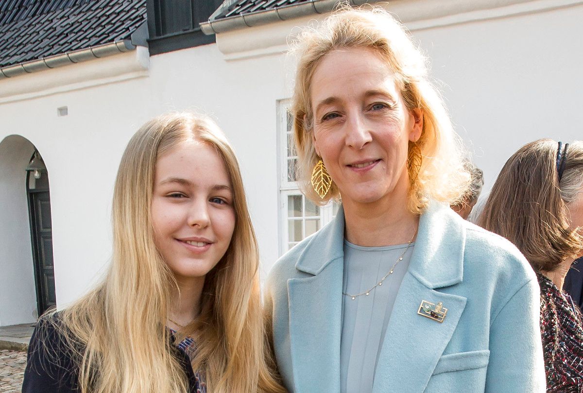 Komtesse Ingrid ses her sammen med sin mor, prinsesse Alexandra.