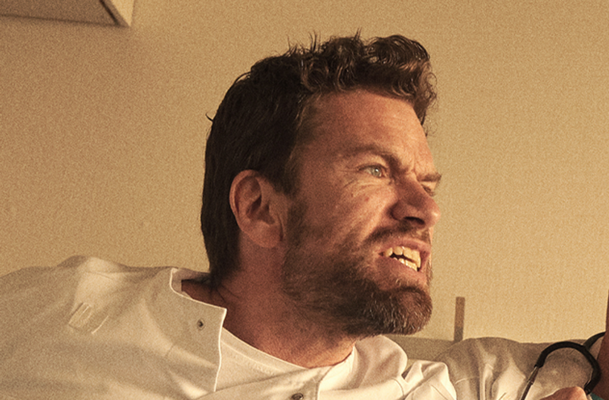 Nikolaj Lie Kaas indtager rollen som den indebrændte reservelæge Filip.